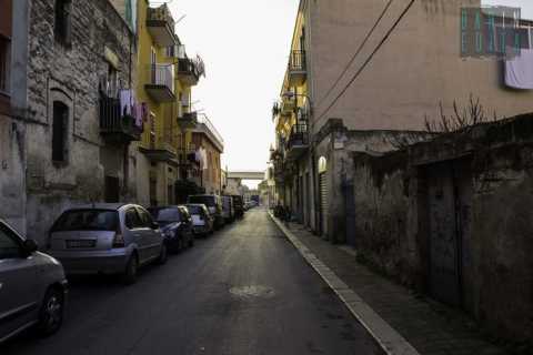 Bari, la stretta strada delle lapidi e dei "miracoli": via De Crescenzio